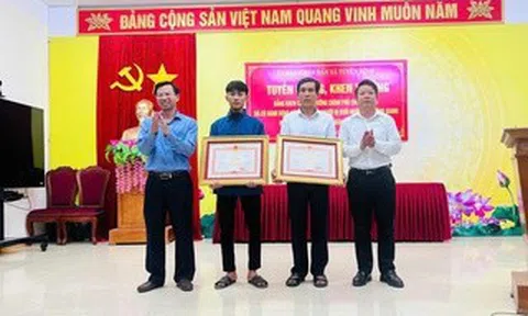 Trao bằng khen của Thủ tướng Chính phủ tặng 2 cha con cứu 3 người trên sông Gianh