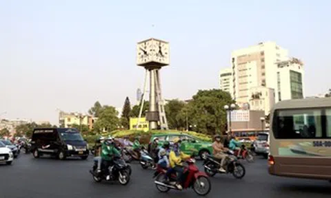 Lắp dải phân cách, đổi dòng xe ở vòng xoay Nguyễn Bỉnh Khiêm