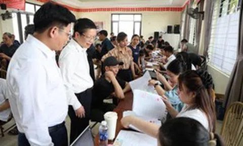 Hàng trăm hộ dân ở một xã Hà Nội ngồi chật kín nhà văn hóa nhận tiền đền bù đất tại siêu dự án 925.000 tỷ đồng có quy mô lớn nhất lịch sử Vingroup