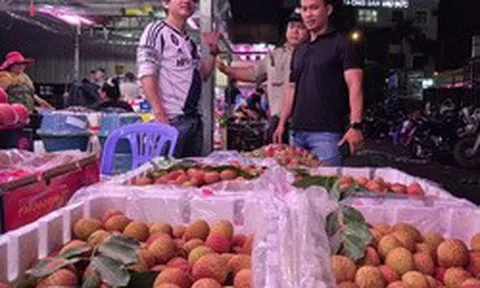 Cận cảnh chợ đầu mối Thủ Đức vào mùa trái cây, ngập sầu riêng, vải, mận