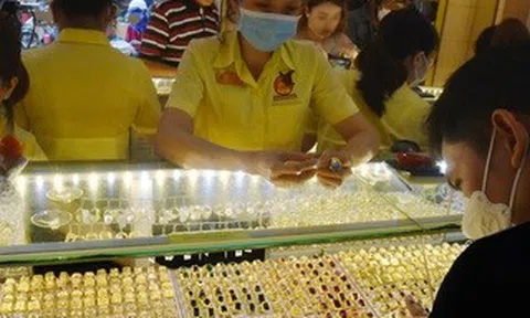 Giá vàng hôm nay 16-5: Vàng thế giới giảm sốc hơn 120 USD/ounce