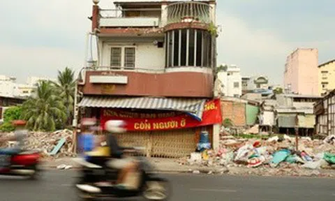 Cận cảnh nhiều căn nhà ven rạch Xuyên Tâm ở phường Gia Định đang được cấp tập tháo dỡ