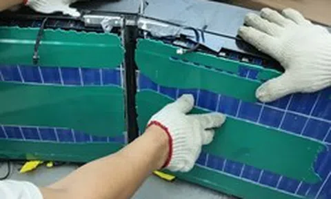 Công nghệ pin 'đỉnh nóc kịch trần' của BYD gây nghi vấn về độ an toàn: Một nhóm người quyết định dùng cưa điện, máy mài đập phá suốt 8 tiếng để tìm câu trả lời
