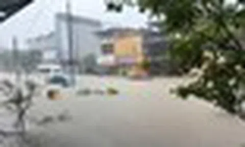 Quảng Ninh hứng mưa hơn 200mm, loạt ô tô chết máy, xe tải chở than mắc kẹt