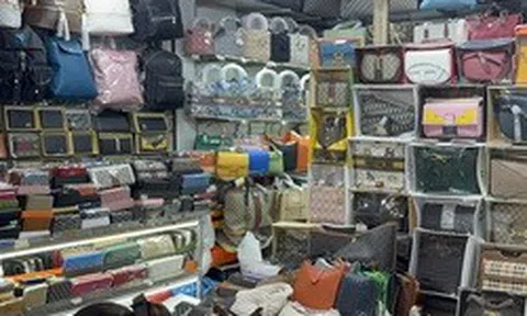 Hình ảnh bên trong Saigon Square, chợ Bến Thành sau kiểm tra hàng giả, hàng nhái