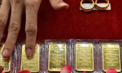 Vàng miếng SJC, vàng nhẫn "thủng" mốc 160 triệu đồng/lượng