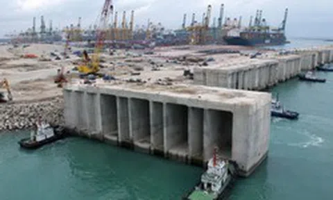 448 khối bê tông khổng lồ nặng 15.000 tấn chìm xuống nước, dự án rộng hơn 3.000 sân bóng đá lập kỷ lục mới