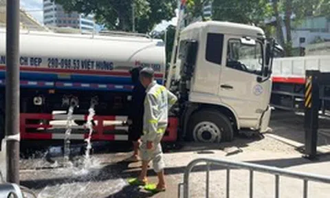 Xe phun nước rửa đường sụt hố trên phố Hà Nội
