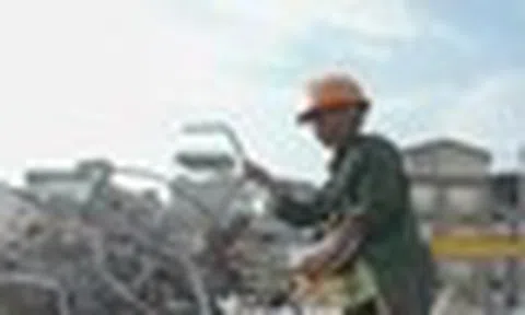 Mặt đường gần 50 độ C, lao động tự do kiệt sức giữa đợt nắng đỉnh điểm ở Hà Nội