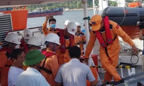 Tàu chở 11 người gặp nạn trên biển, cứu được 9 người, 2 người đang mất tích