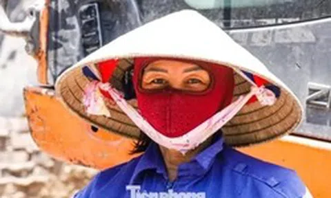 Nóng như đổ lửa, công nhân vẫn bám trụ trên đại công trường