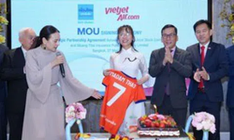 Tiến sĩ Nguyễn Thị Phương Thảo bắt tay Madam Pang