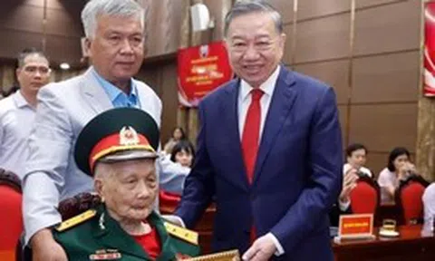 Kết luận của Bộ Chính trị về trao tặng Huy hiệu 80 năm tuổi Đảng trở lên