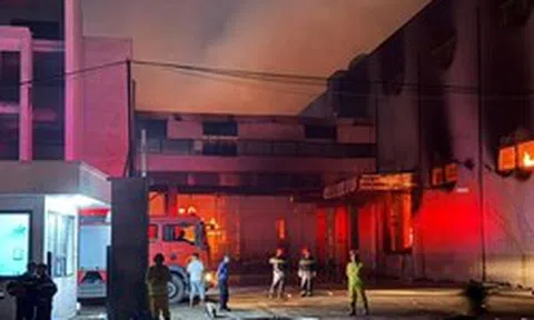 Xuyên đêm dập lửa trong công ty sản xuất giấy tại Hưng Yên