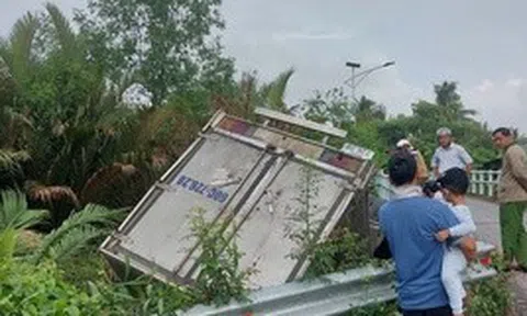 Hiện trường vụ xe tải rơi xuống kênh sau cú va chạm khiến nhiều người thót tim