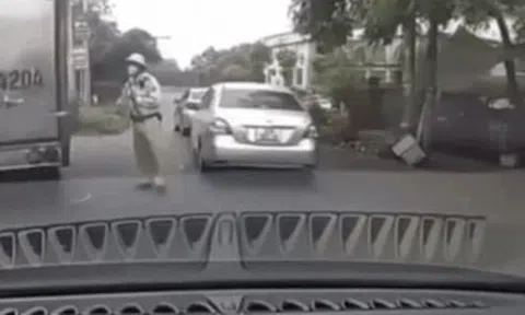 Cái kết với "thầy dạy lái xe" điều khiển ô tô đi sai làn đường cãi CSGT rồi đăng clip lên mạng