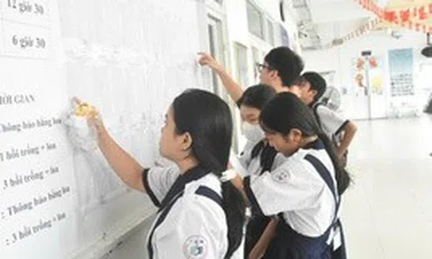 Hình ảnh thí sinh TPHCM hồi hộp làm thủ tục dự thi lớp 10: Kỳ thi quy mô lớn chưa từng có