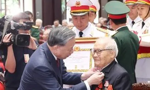 Ban Bí thư bổ sung Huy hiệu 35 năm, 95 năm tuổi Đảng