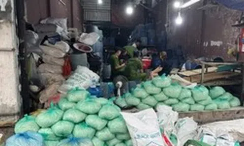 TPHCM: Bắt 4 người sản xuất, bán ra thị trường hơn 1.000 tấn giá đỗ ngâm hóa chất cấm