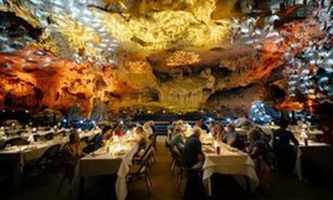 Nhà hàng fine dining trong hang động 150 triệu năm tuổi ở Quảng Ninh gây sốt: Thực khách vừa ăn tối, vừa đắm chìm trong không gian huyền thoại