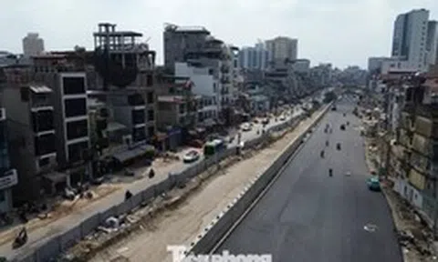 Cận cảnh 500m đường Vành đai 1 Hoàng Cầu - Voi Phục vừa hoàn thành thảm nhựa