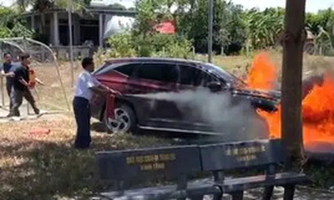 Ô tô tiền tỉ cháy dữ dội khi chủ xe đang dự đám cưới