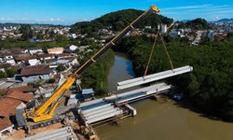 Phát hiện một 'cánh tay thép' đang xoay trục, nâng 72 dầm bê tông nặng 15 tấn vào đúng vị trí: Công trình 5,3 triệu USD dần lộ diện