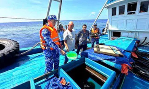 Bắt tàu vận chuyển hơn 150.000 lít dầu trái phép trên vùng biển Tây Nam.