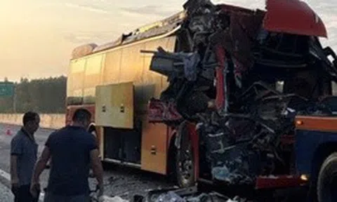Một người nguy kịch sau vụ xe khách đâm xe container trên tuyến cao tốc Phan Thiết - Dầu Giây