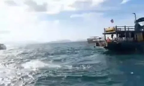 Chìm ca nô du lịch trên biển Cửa Đại