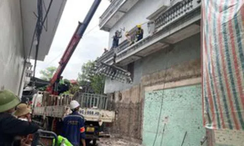 Vụ xịt nước vào thợ xây nhà hàng xóm: Cưỡng chế phá dỡ ban công vi phạm