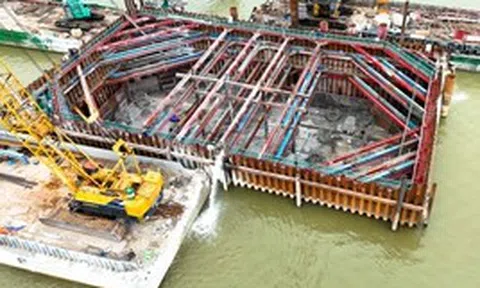 Ba trụ tháp chính của cầu dây văng hơn 7.300 tỷ dần lộ diện trên sông Hồng