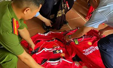 Xử phạt người phụ nữ bày bán 7 bộ quần áo giả nhãn hiệu Manchester United