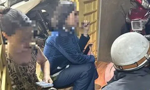 Cứu hai người dân mắc kẹt trong vụ cháy nhà ở ngõ Gốc Đề, Hà Nội