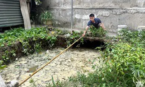 Xuất hiện hố tử thần sâu hơn 4m sát nhà, sơ tán khẩn 2 hộ dân ở Thái Nguyên