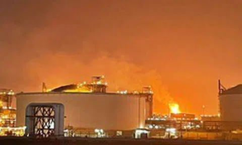 Siêu tổ hợp khí đốt của Qatar phát nổ dữ dội, cháy rực trong đêm
