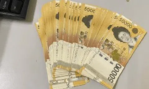 Phát hiện bọc tiền gần 100 triệu đồng gồm 100 tờ tiền mệnh giá 50.000 won nằm chơ vơ trên xe đẩy hành lý, Cảng Hàng không quốc tế Nội Bài lập tức xác minh