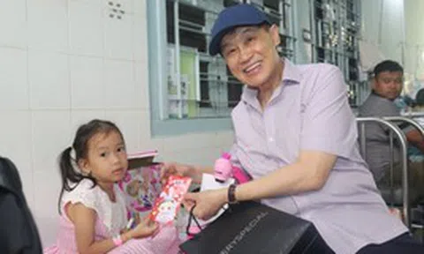 Tỷ phú Johnathan Hạnh Nguyễn xuất hiện tại BV Nhi đồng 2 với chiếc túi "Very Special" vào ngày đặc biệt