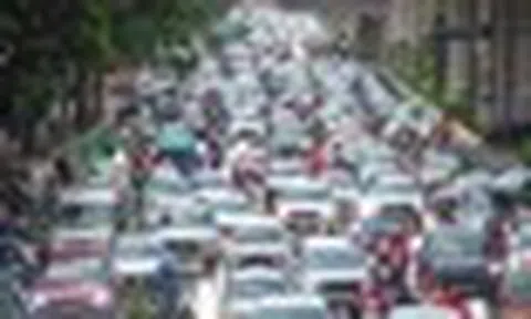 Hà Nội đón 'mưa vàng' đúng giờ cao điểm, nhiều tuyến phố ùn tắc
