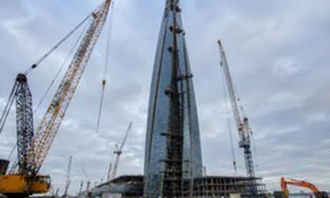 Phát hiện Nga đổ 19.000 m3 bê tông liên tục trong 49 giờ trên nền đất ven biển, một công trình xoắn ốc đồ sộ dần lộ diện