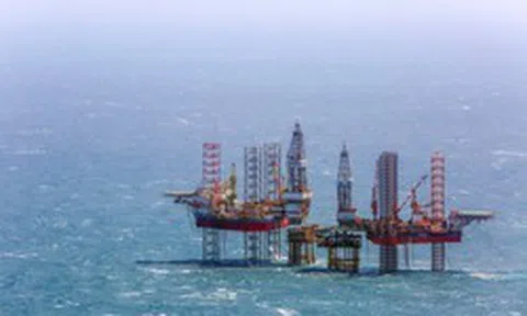 Bên trong cuộc "đại phẫu" siêu giàn khoan 18.000 tấn: Khối thép có thể khoan sâu 9.000 m, chống chịu gió bão cấp 12 được "thay áo" sau 52 ngày
