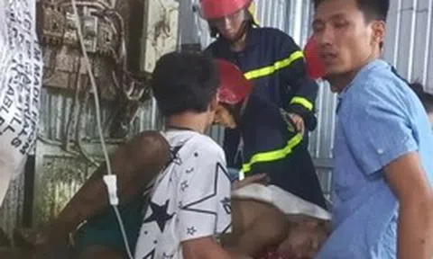 Khẩn cấp cứu nam thanh niên bị mắc kẹt cánh tay trong máy tái chế nhựa