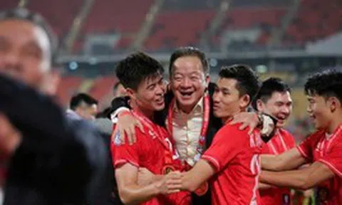 Việt Nam có hai cha con doanh nhân cùng mê bóng đá: Cha là sáng lập tập đoàn lớn, hiện là chủ tịch ngân hàng...con đứng đầu hãng hàng không