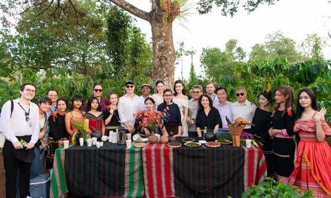 Các hoa hậu gây chú ý tại diễn đàn cà phê quốc tế với chiều sâu tri thức